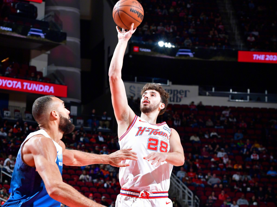 咪咕直播官网 -明尼苏达森林狼迎社区盾关键赛,清晨防线松动,气氛紧张,身体对抗强度拉满